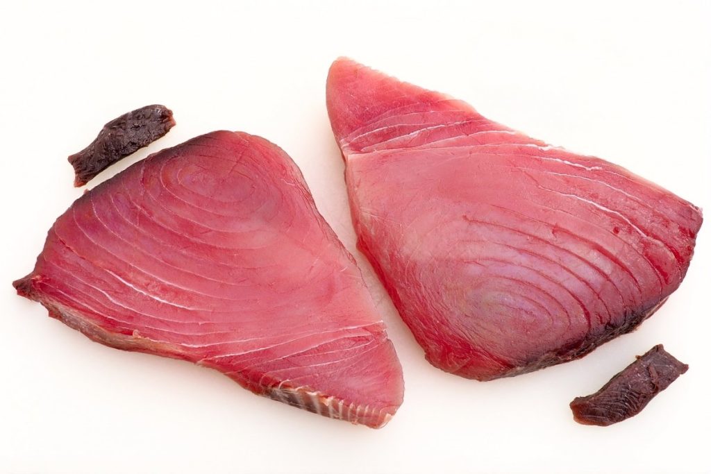 ¿Se puede comer la parte negra de los filetes de atún? Descubre qué es y los riesgos de su consumo